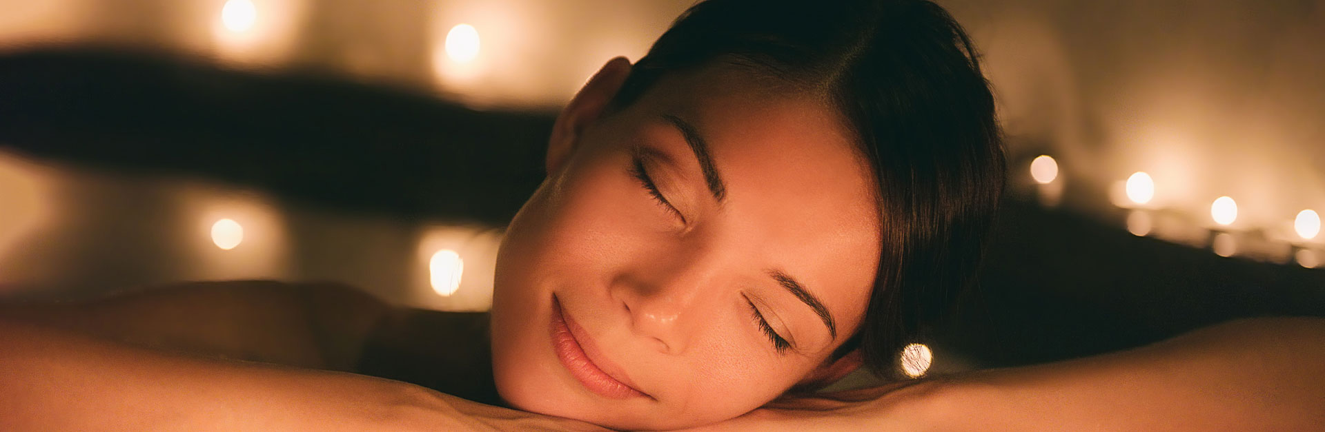 Frau genießt Ayurveda-Massage