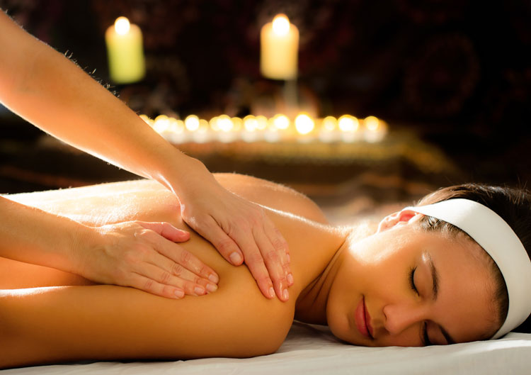 Frau erhält eine Abhyanga Massage