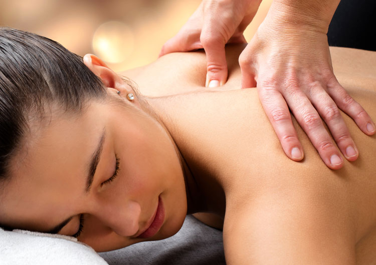 Frau erhält eine Kundalini-Massage