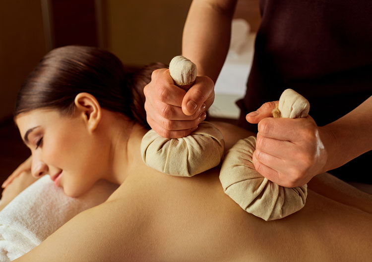 Frau erhält eine Pinda Sveda Massage