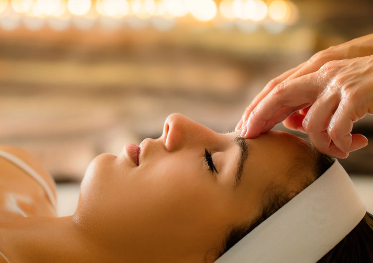 Frau erhält eine Shiroabhyanga + Mukabhyanga Massage