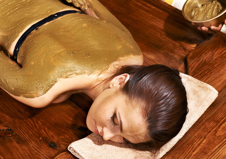 Frau erhält eine Udvantara Massage